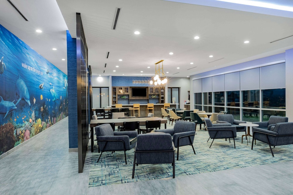 La Quinta Inn and Suites by Wyndham Galveston North at I-45 17/28
