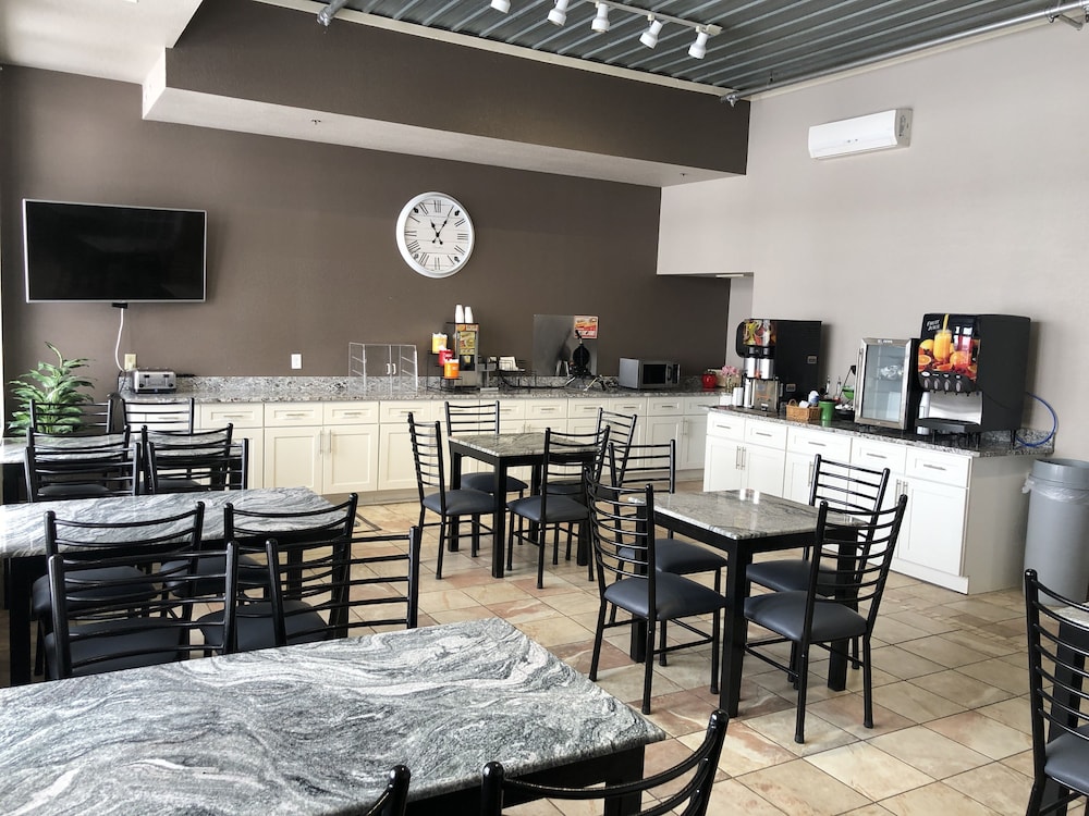 HomeTown Inn and Suites Belle Plaine 52/65