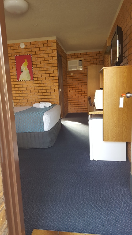 ROYAL PALMS MOTOR INN 29/76