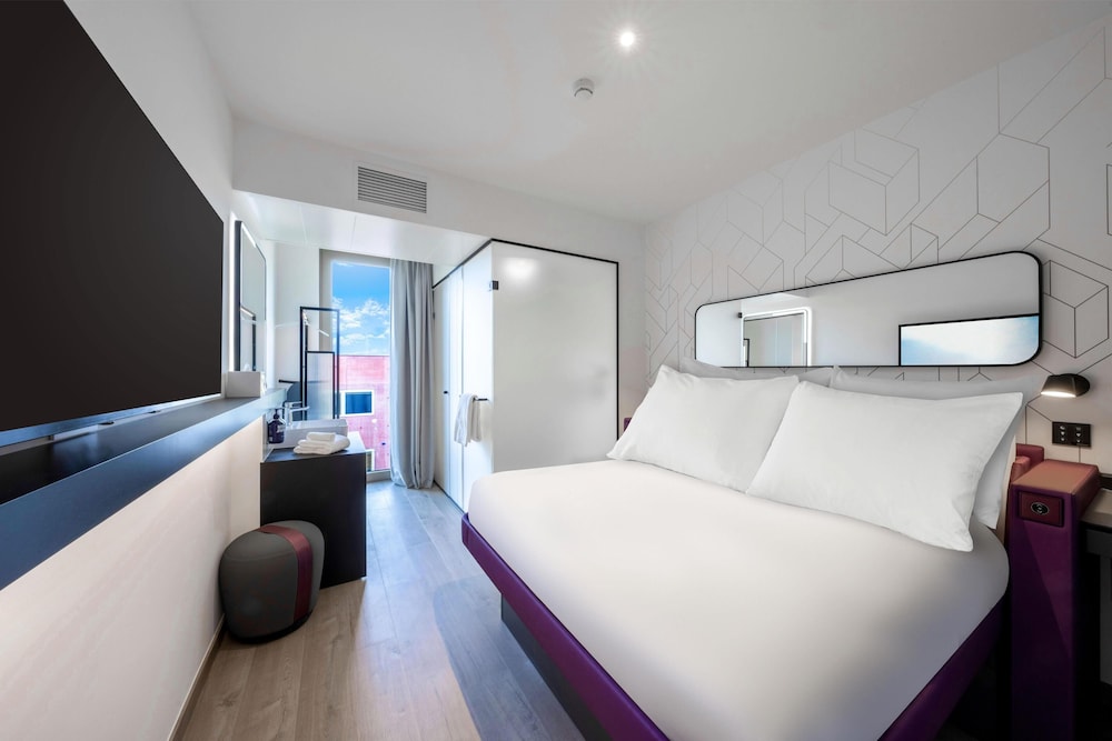 YOTEL Geneva Lake, Select by Hilton 26/59
