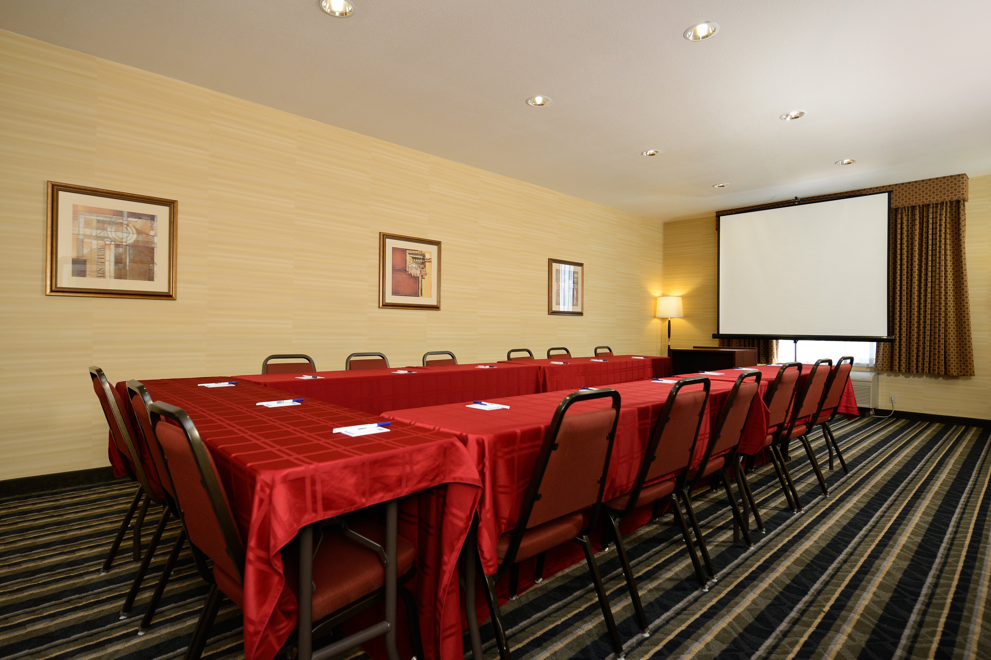 Holiday Inn Express & Suites Elk Grove West I-5 43/51
