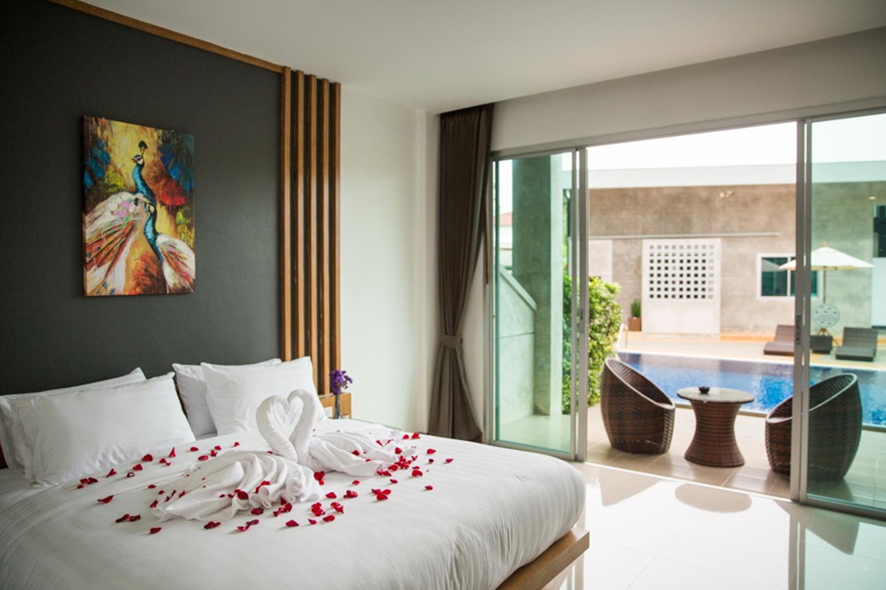 Deluxe, King Bed, Pool Access
