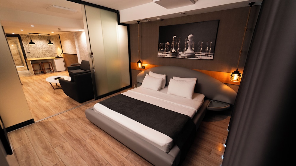 DELUXE, SUITE, QUEEN BED, CITY VIEW, SOFA