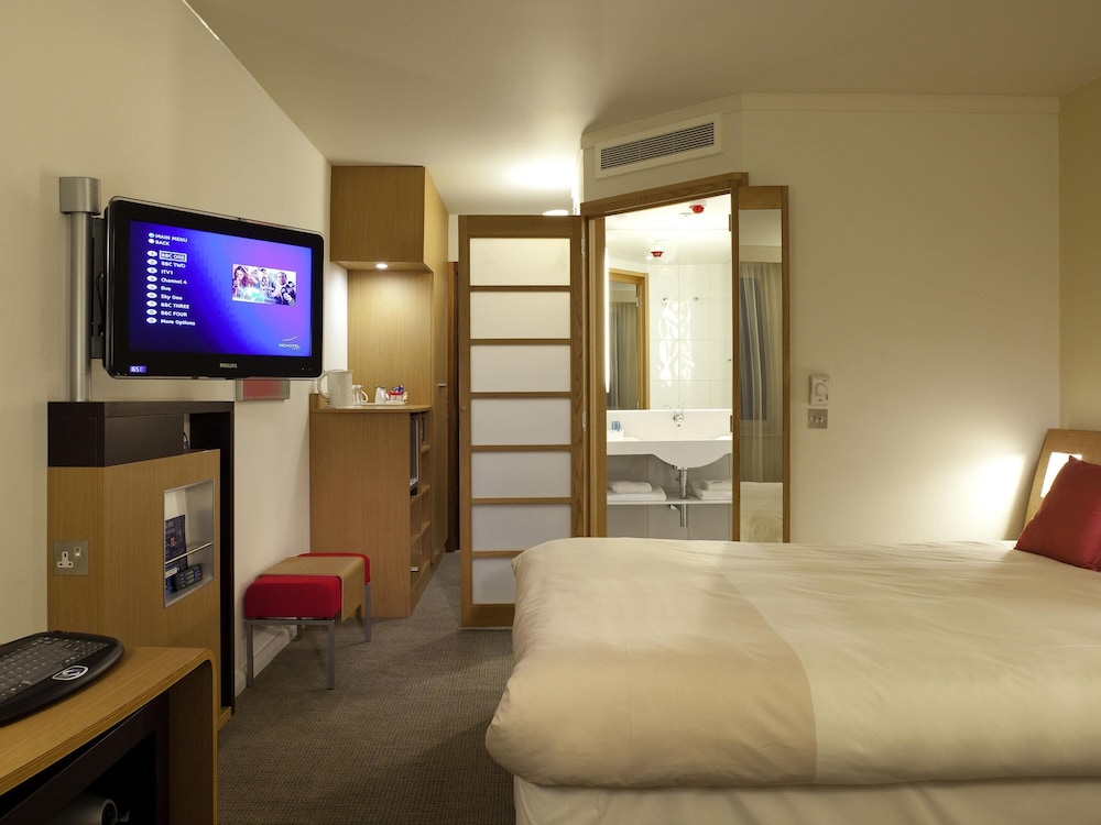 غرفة سوبيريور بسرير كوين مع أريكة، Novotel Liverpool Centre 5/7