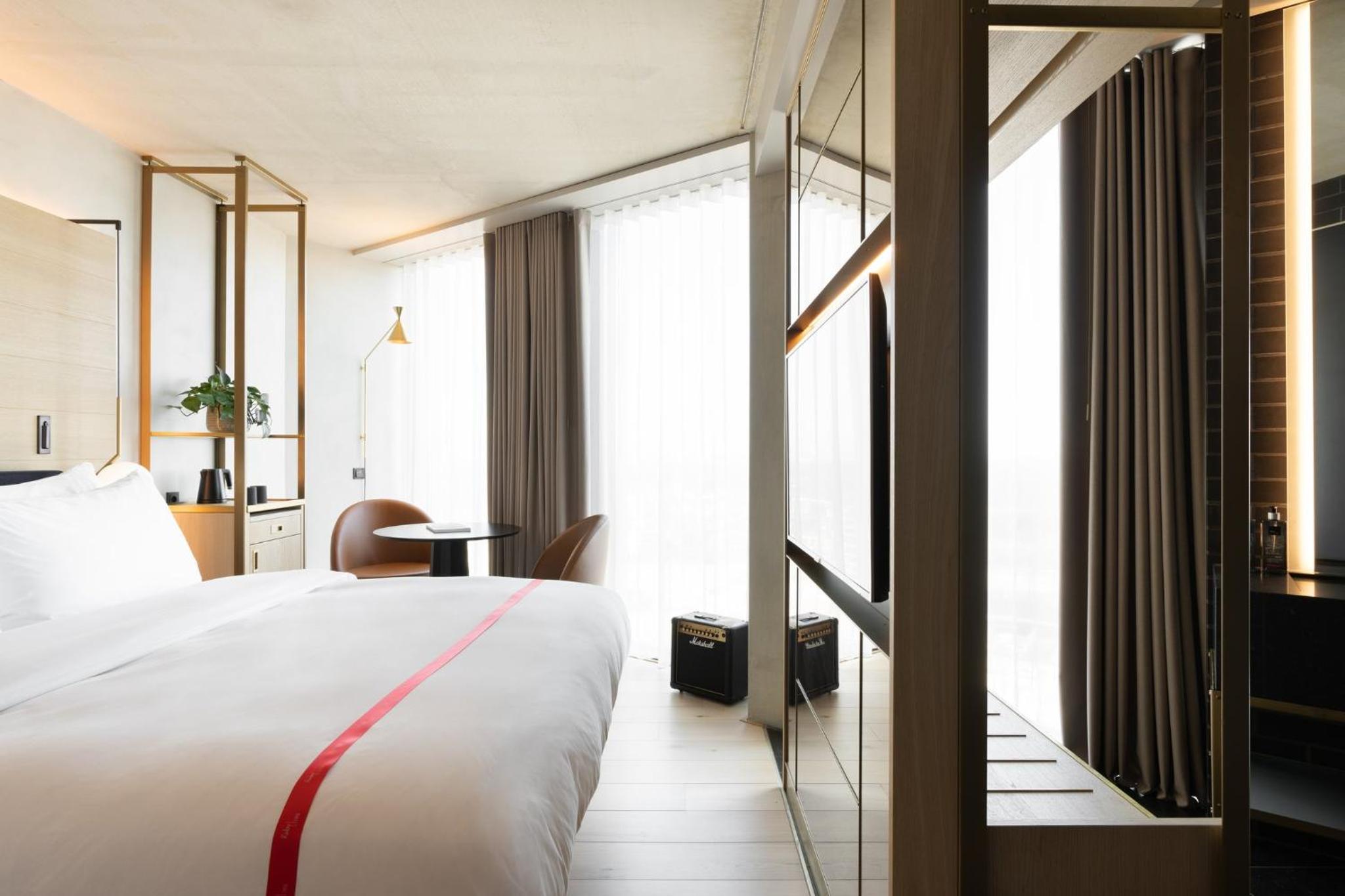 Wow, King Bed