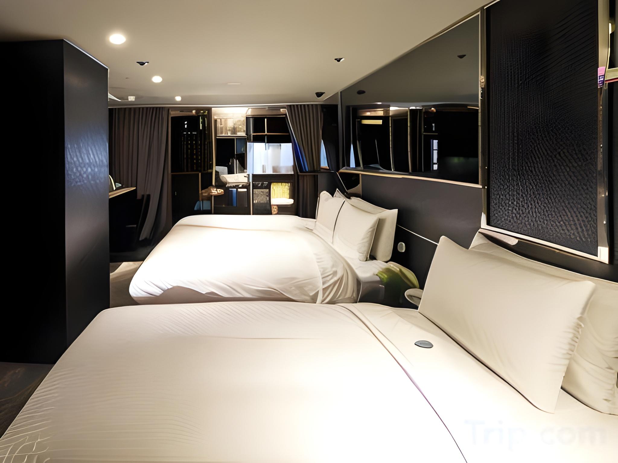 Room, Triple, No Window