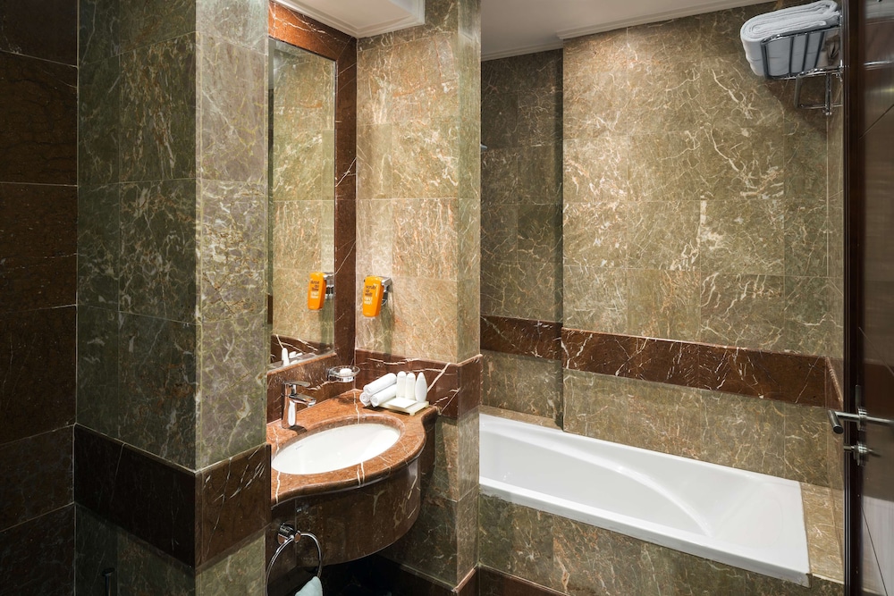 1 BEDROOM, SUITE