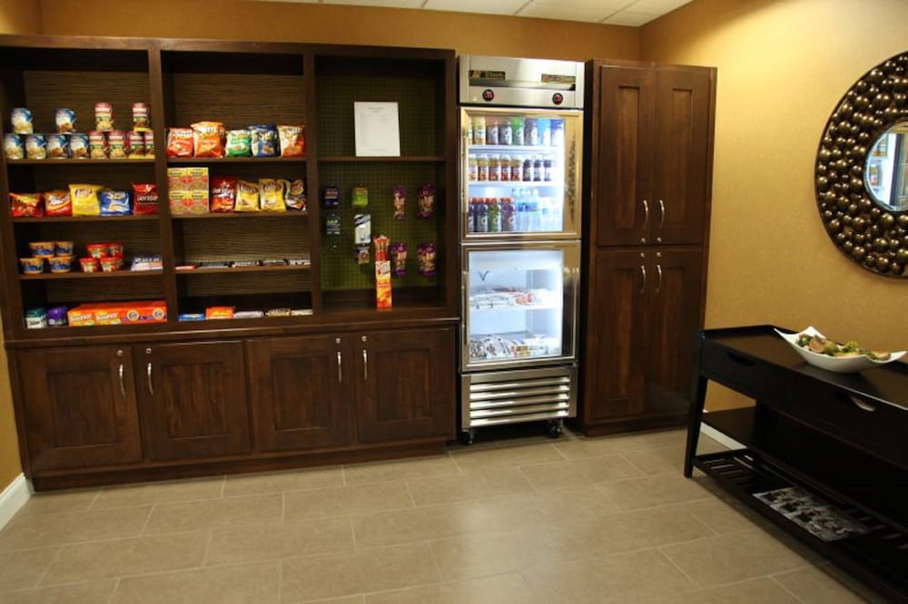 Holiday Inn Express Hotel And Suites Huntsville Airport 8/54