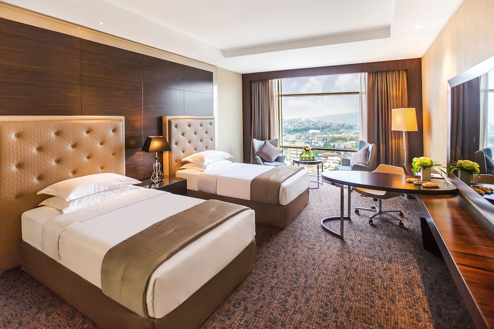 CLUB, TWIN BEDS