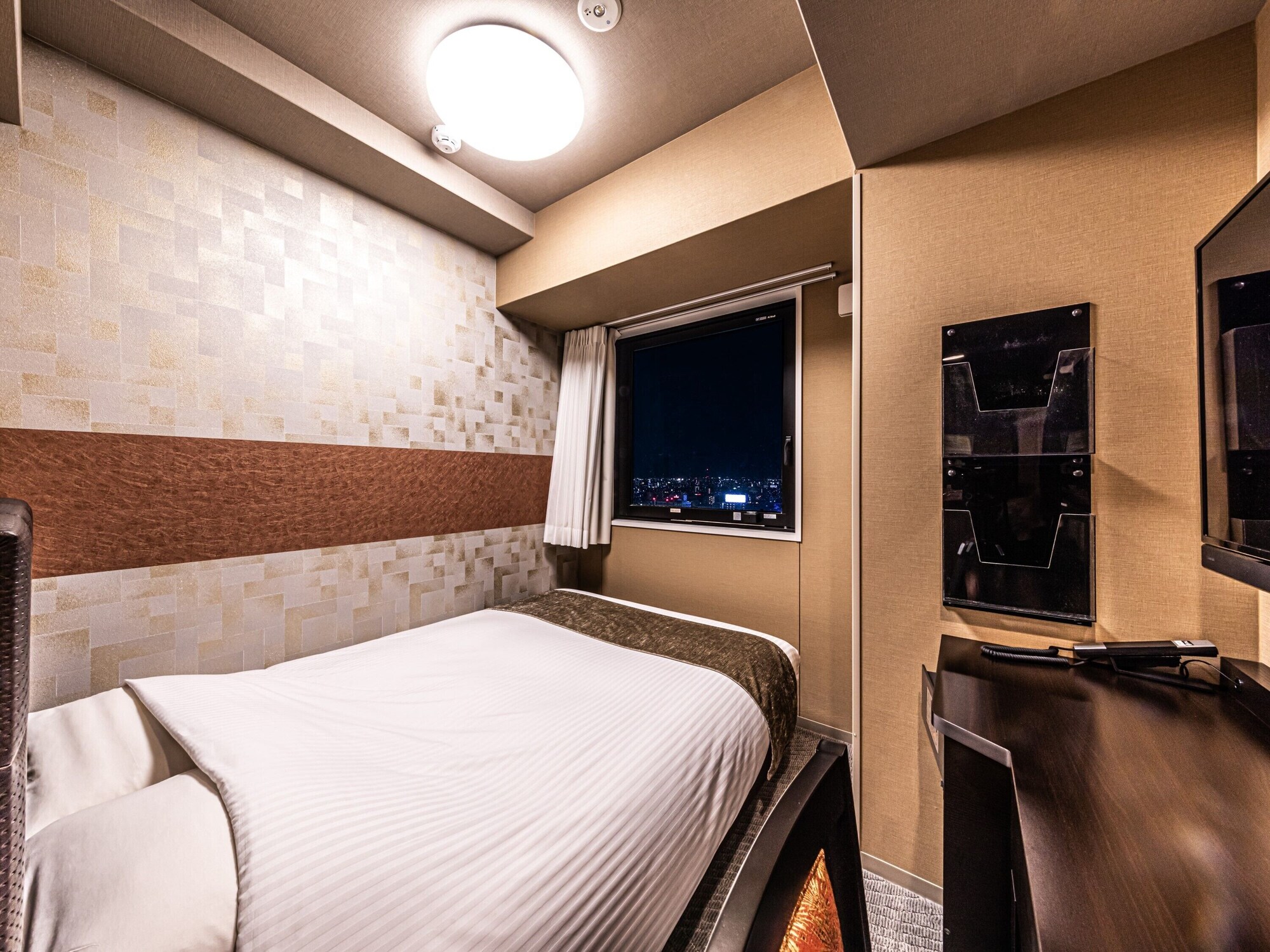 ROOM, DOUBLE BED, HIGH FLOOR
