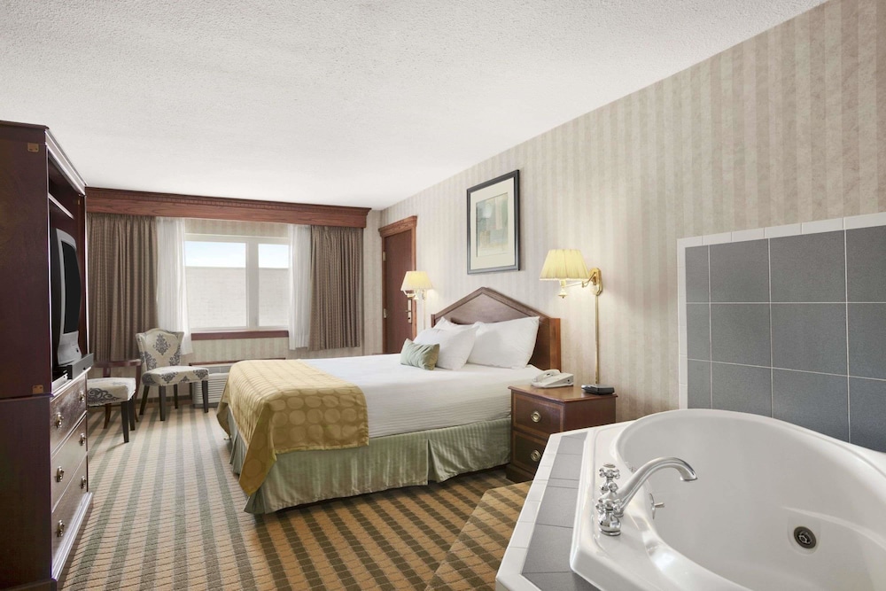 Ramada by Wyndham Saginaw Hotel and Suites 7/28