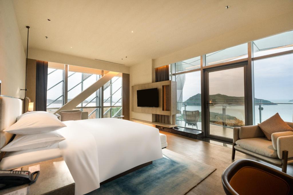 1 Bedroom, Diamond, Suite, King Bed, Ocean View, Balcony