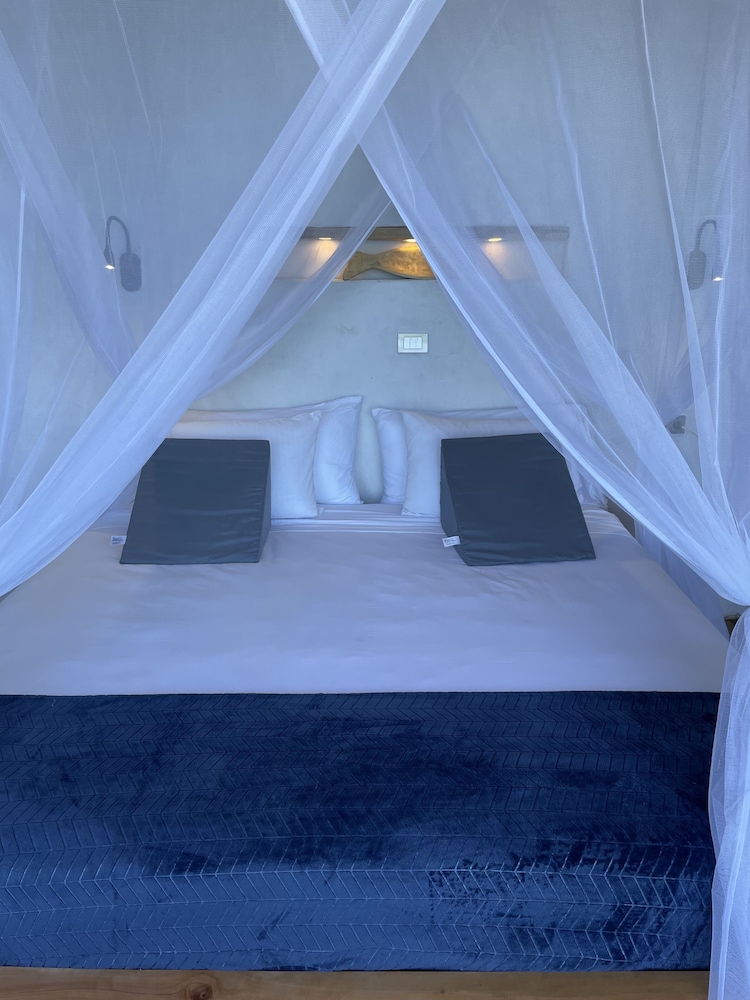 RCH Luxury Hotel & Pool 4/50