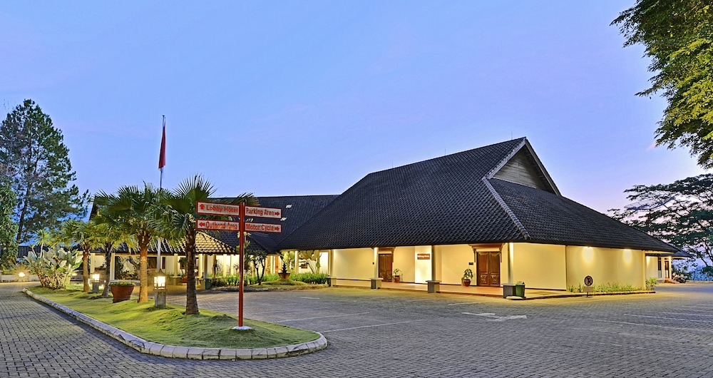 Grand Whiz Hotel Trawas Mojokerto 1/50