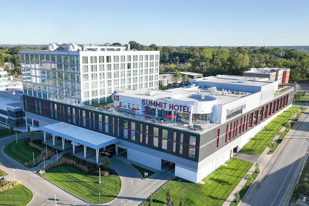 The Summit Hotel 3/62