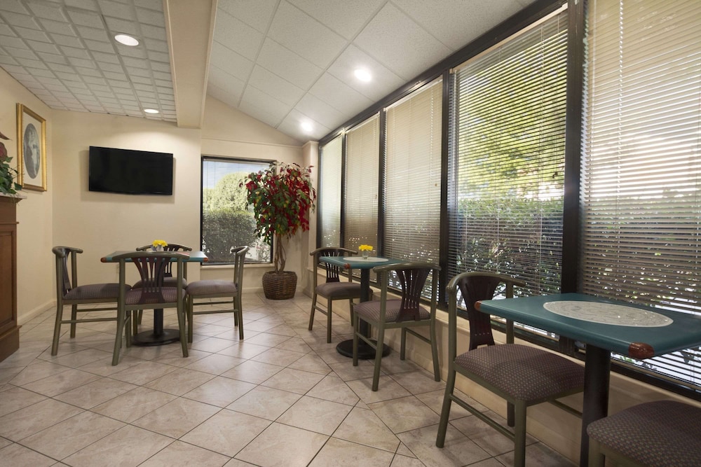 Days Inn By Wyndham Clarksville North 50/63