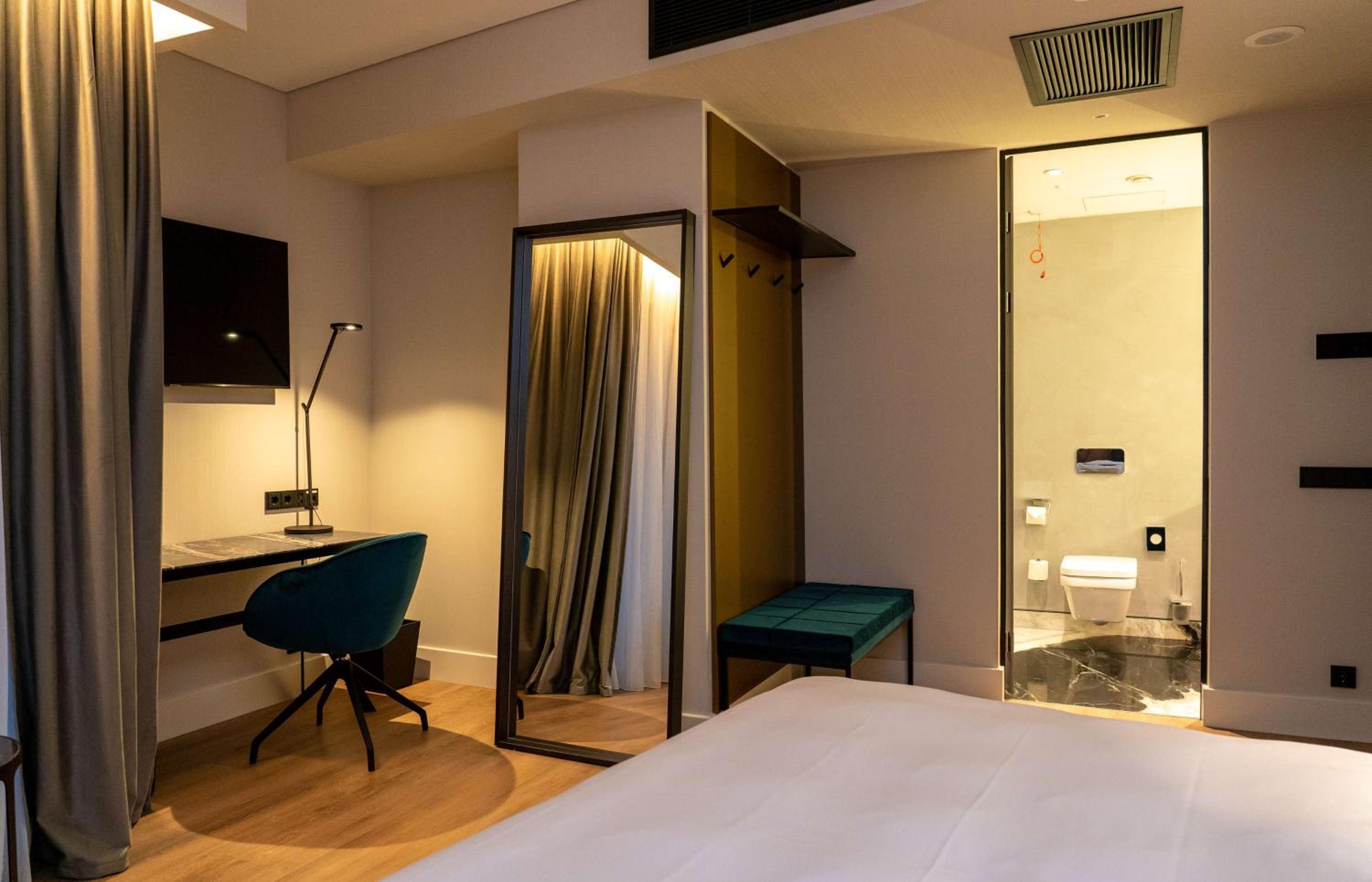 غرفة بريميوم بسرير مزدوج بإطلالة على المدينة، Radisson Blu Aurum Hotel Brasov 5/10