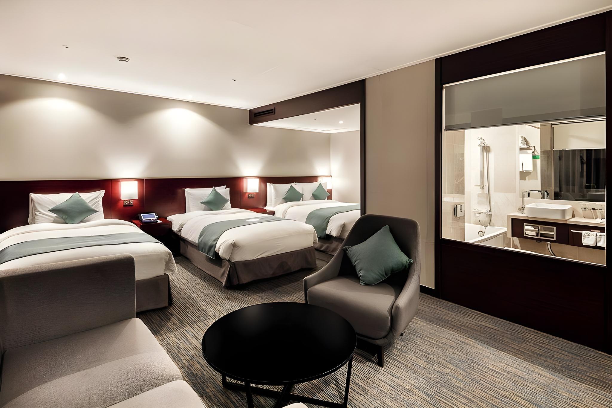 Family Suite, Double and Twin Beds