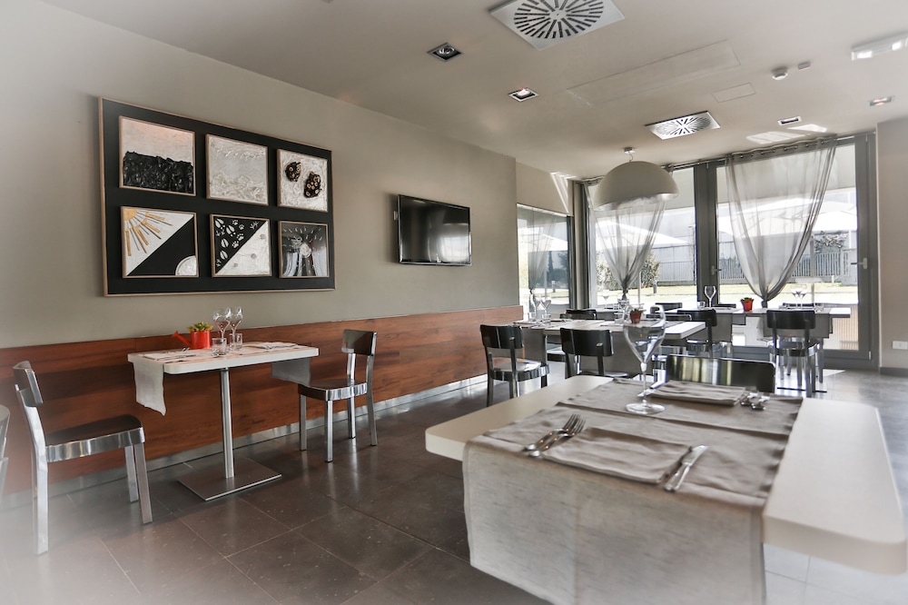 One Hotel & Restaurant 28/50