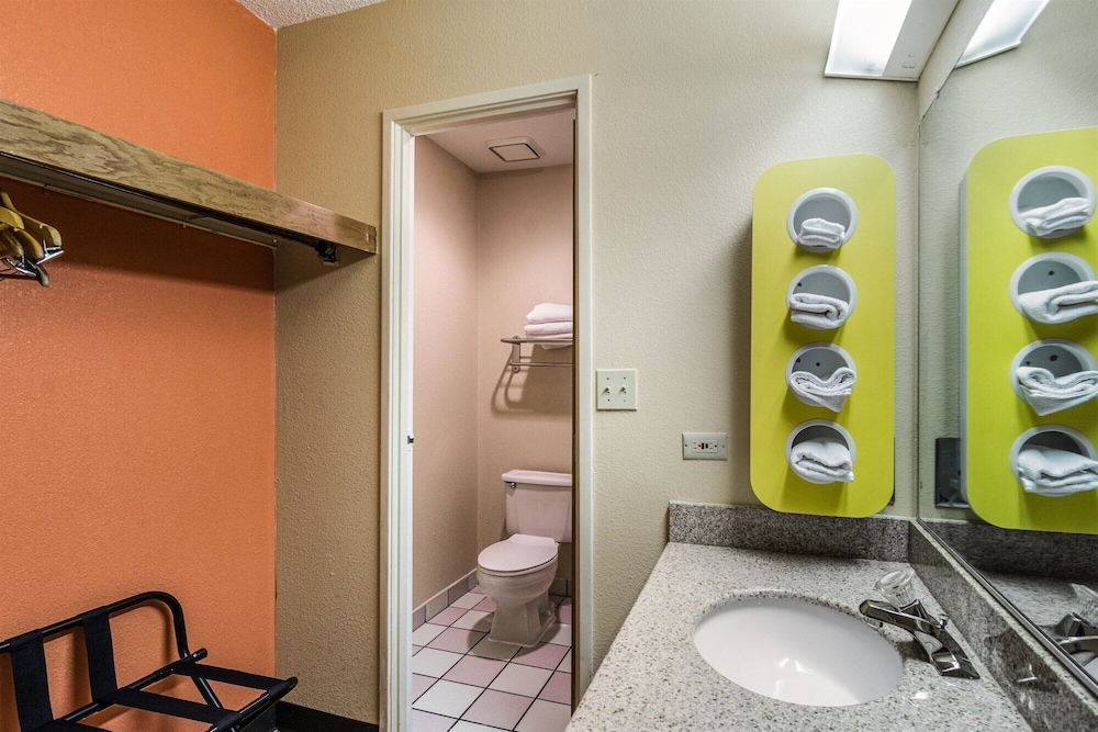 Motel6 Libertyville, IL 49/50