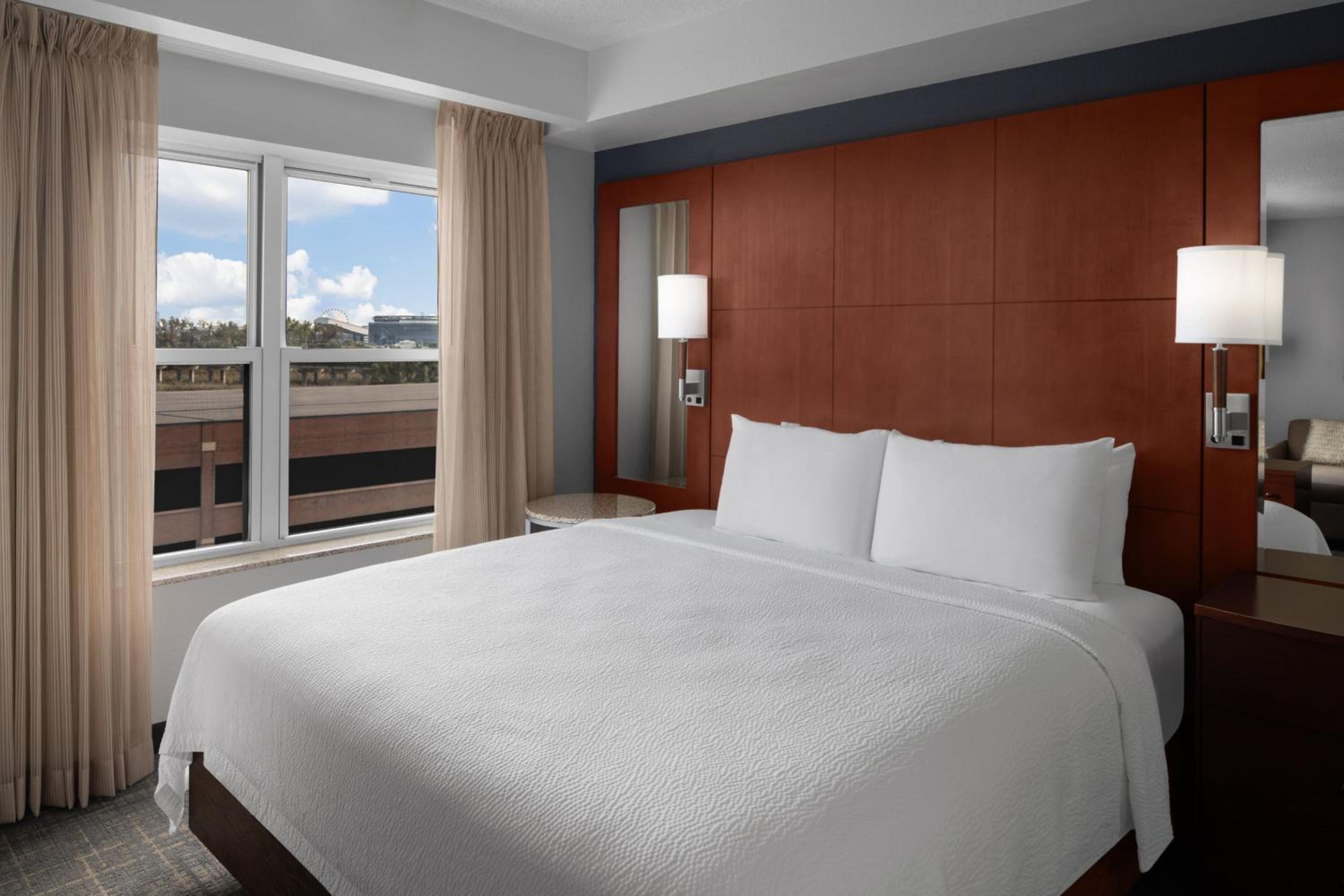 Studio, King Bed, Skyline View, Sofa, High Floor