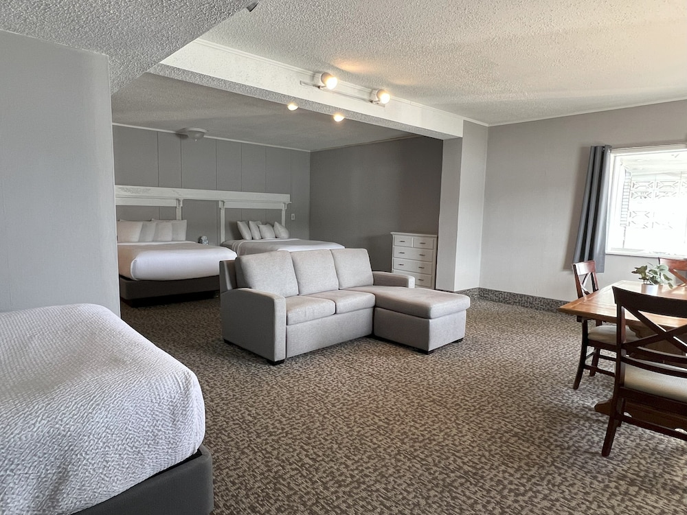 Family Suite, 3 Queen Beds, Lake Front, Sofa