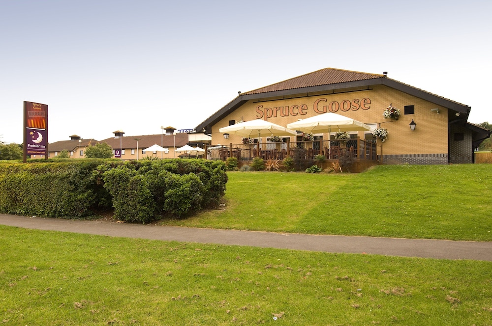 Premier Inn Basingstoke West (Churchill Way) hotel 32/37