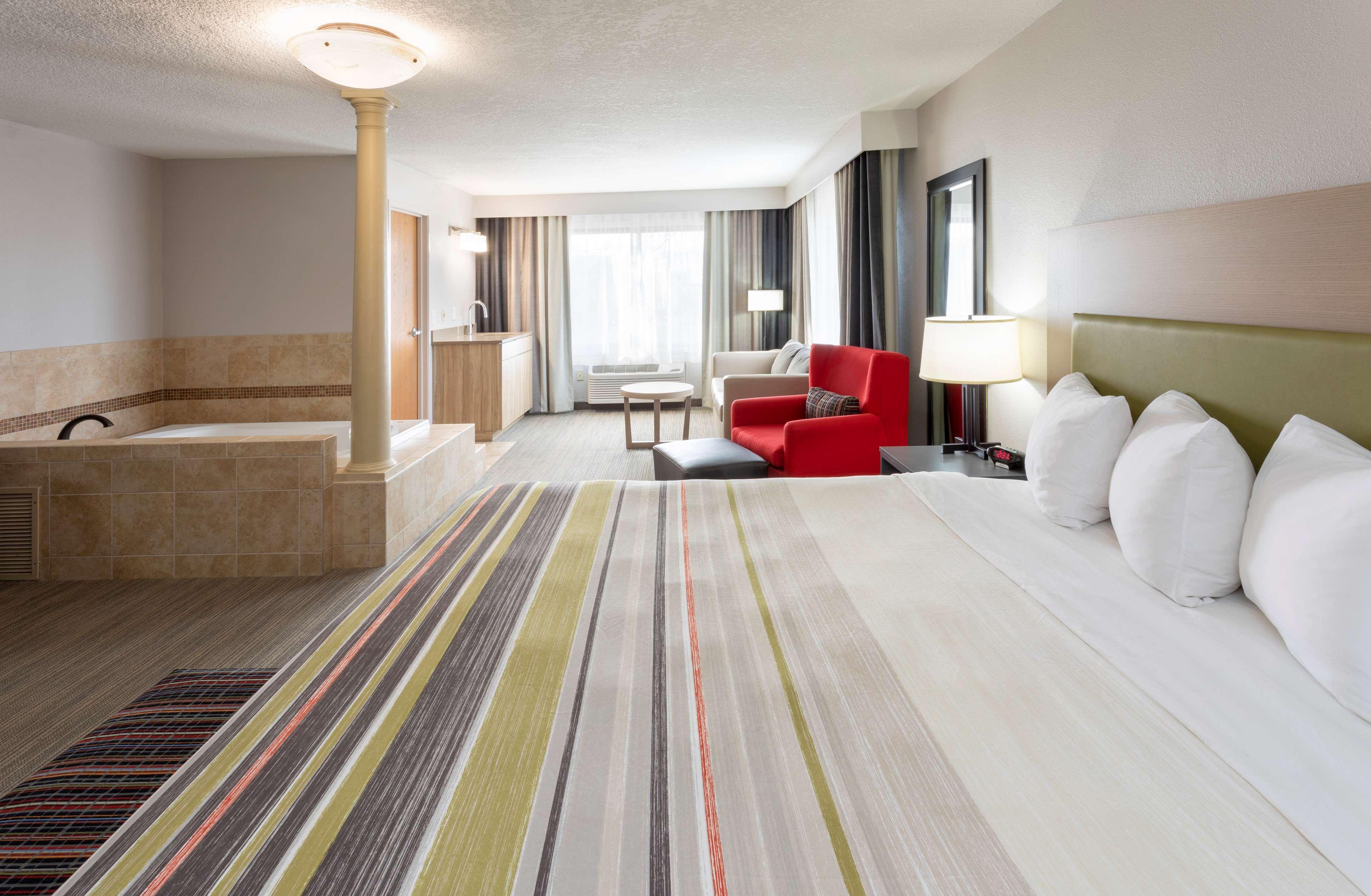 SUITE, KING AND TWIN BEDS