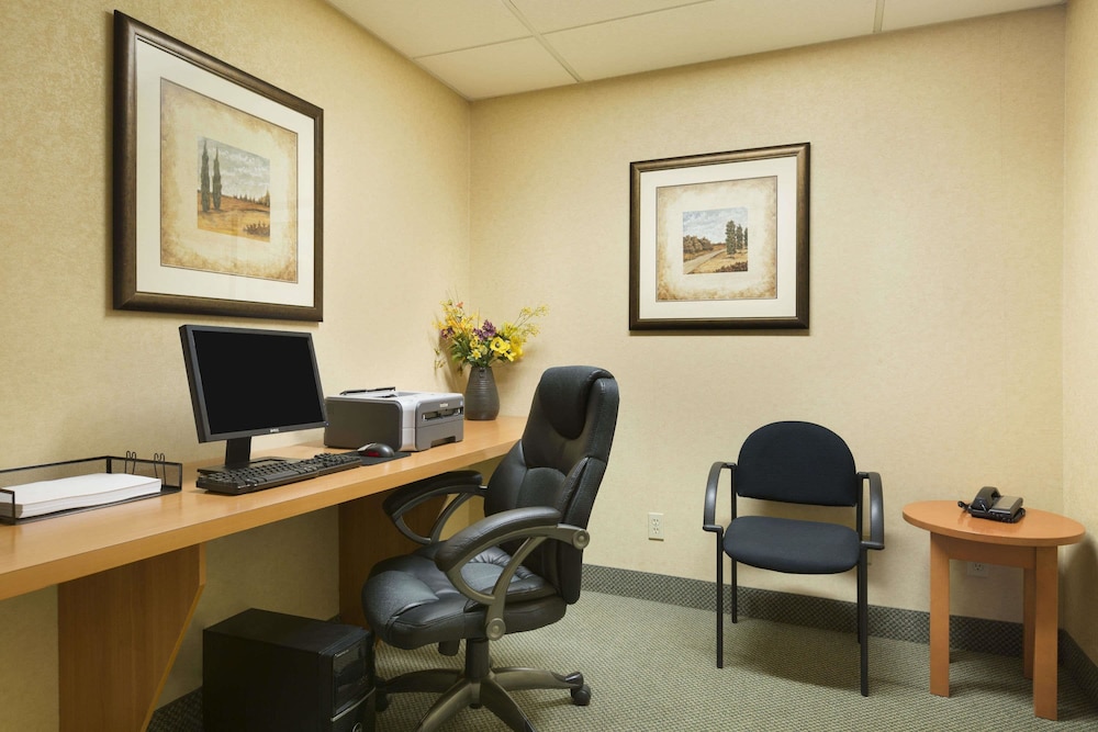 Days Inn By Wyndham Orillia 25/28