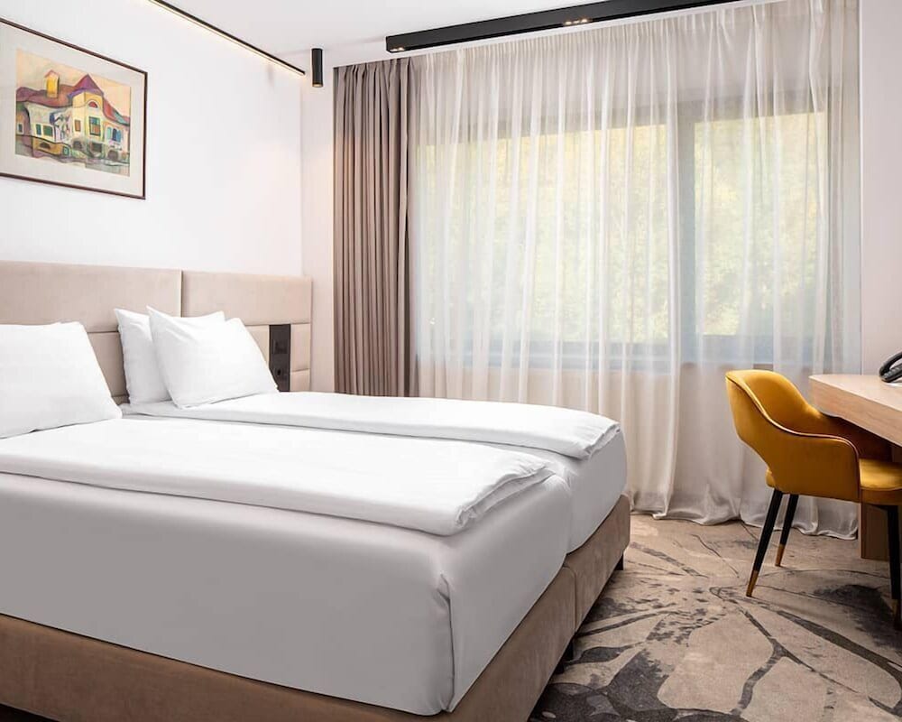 New Montana Hotel 13/50
