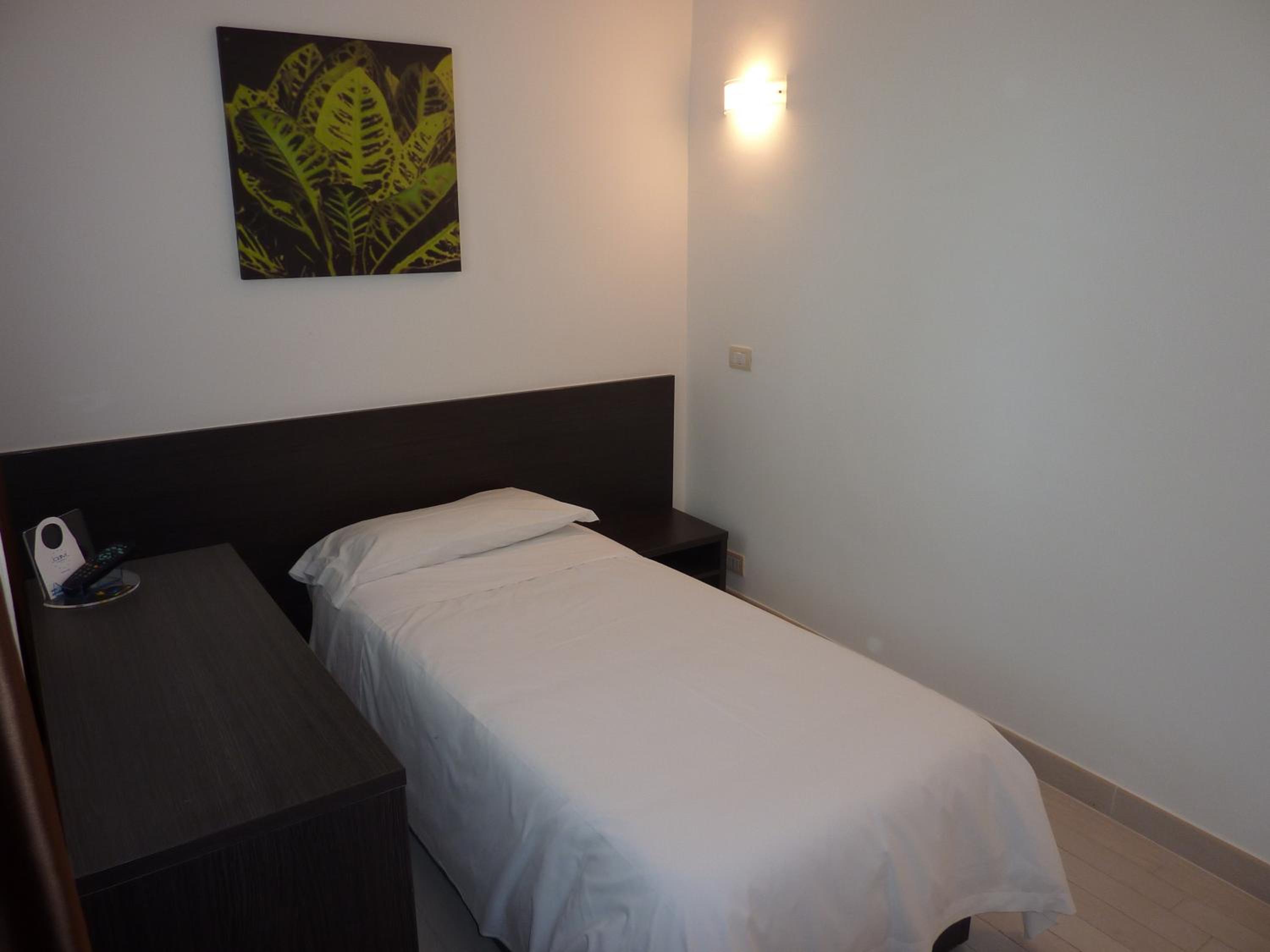 ROOM, SINGLE