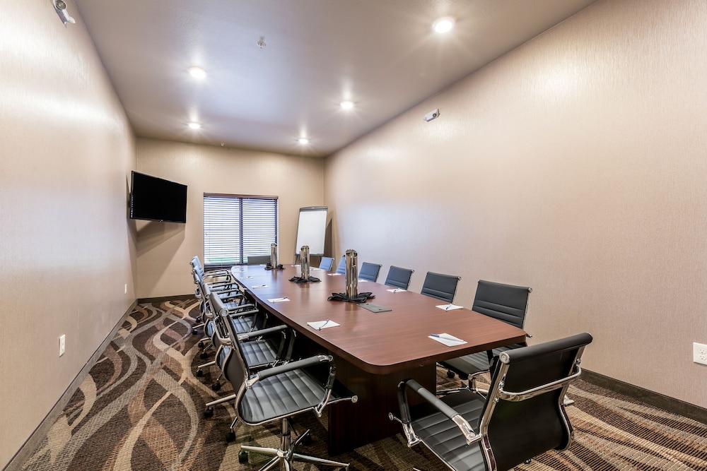 Cobblestone Hotel & Suites - Hartford 50/57
