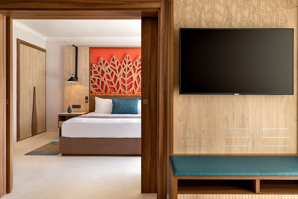 Preferred Club, Family Suite, King Bed, Sofa