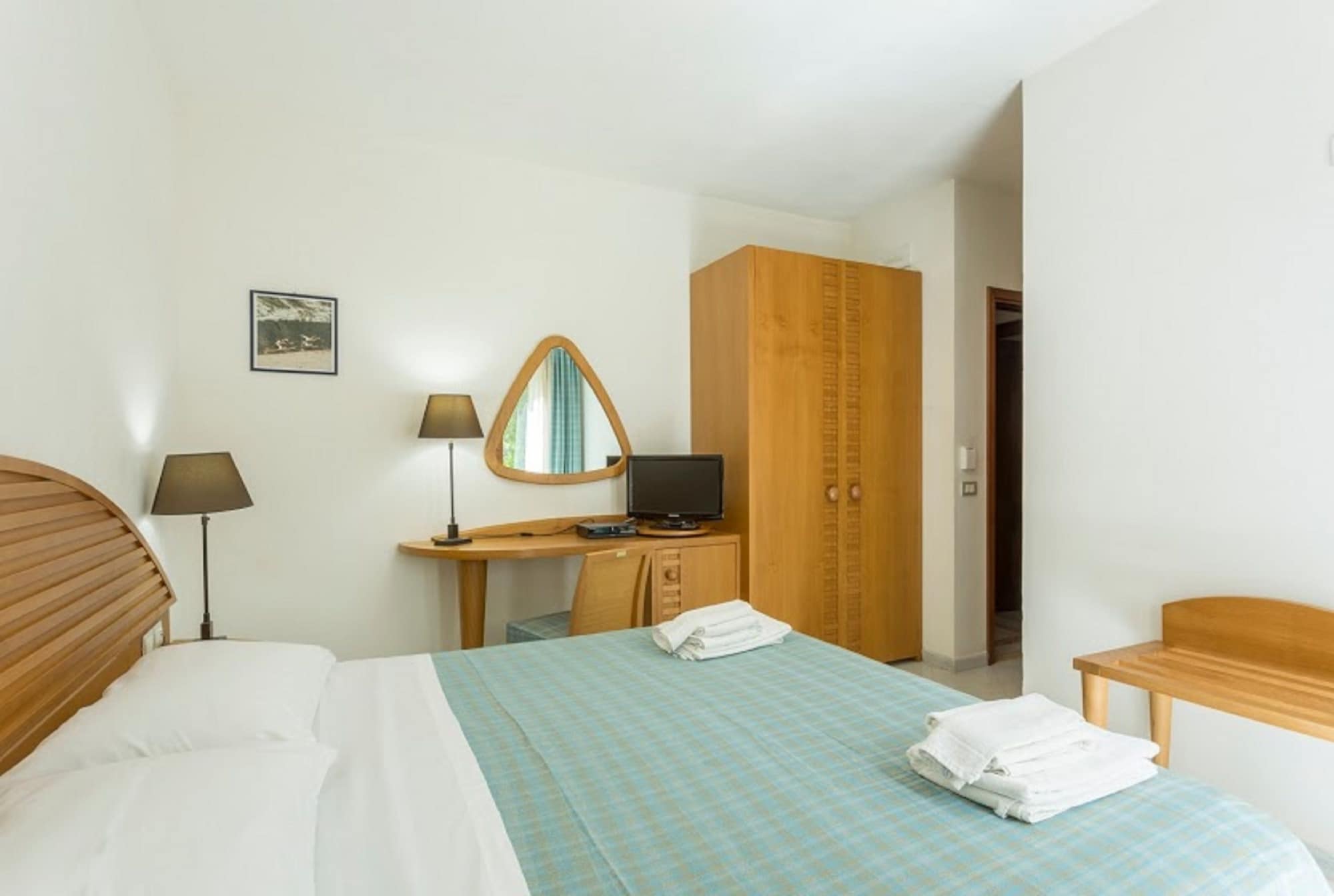ROOM, KING BED, PARTIAL OCEAN VIEW, BALCONY