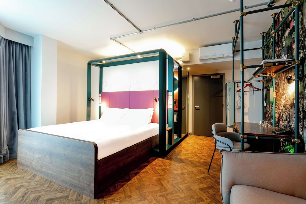 First Class, King Bed