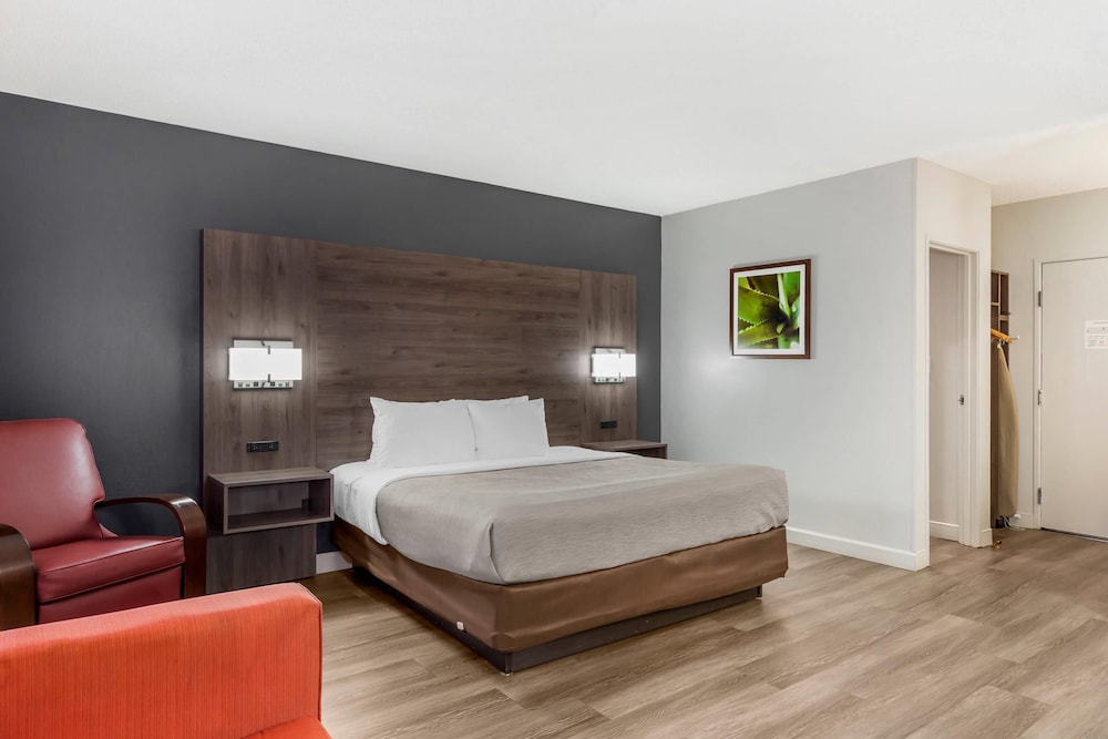 غرفة بسرير كينج مع أريكة، Quality Inn & Suites Raleigh Durham Airport 4/9