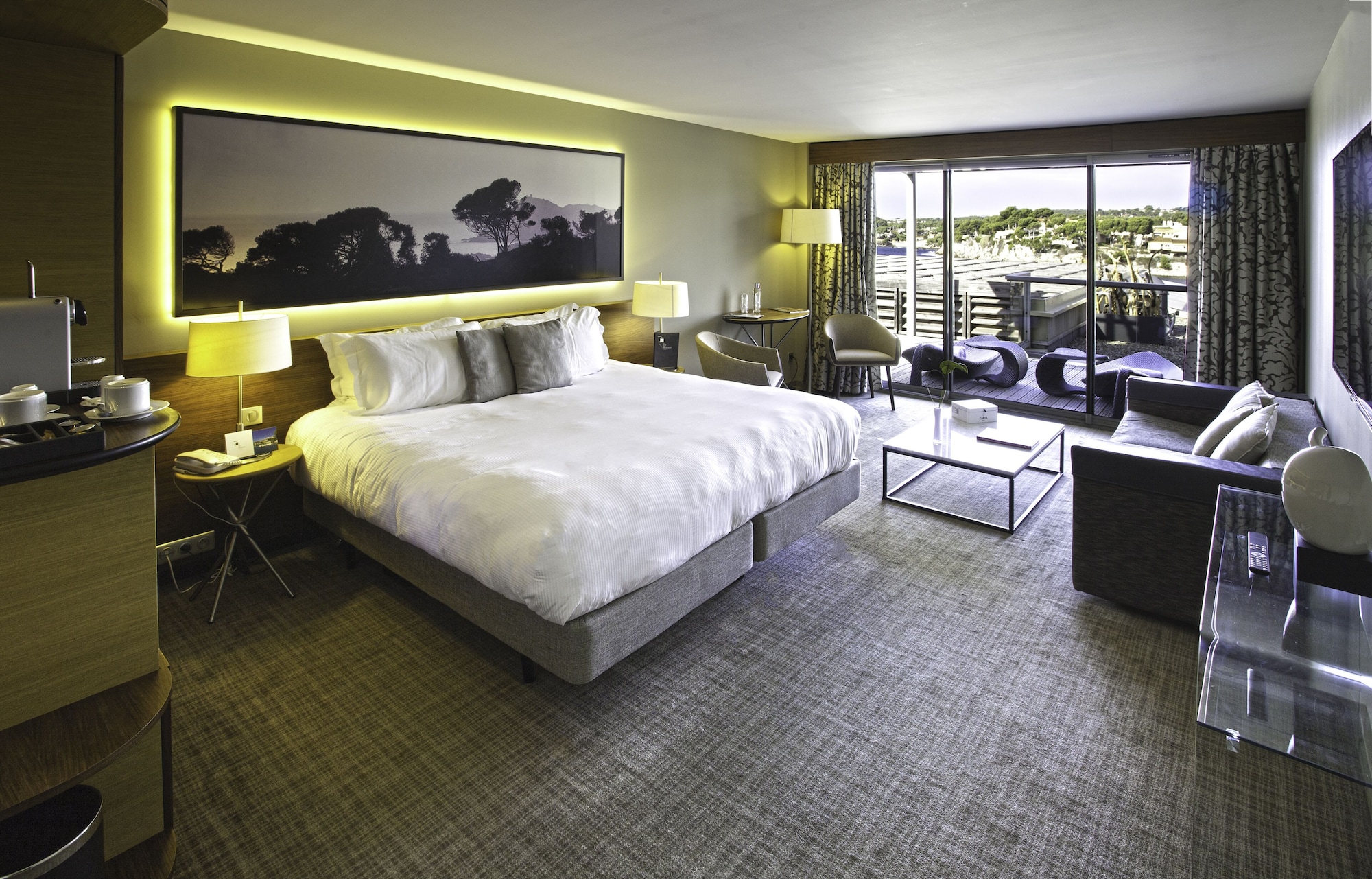 Queen Bed, Sea View, Sofa