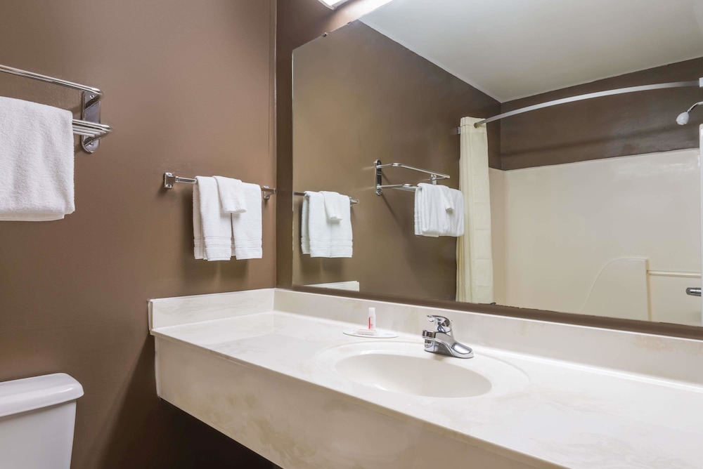 Super 8 by Wyndham Bellefontaine 7/38