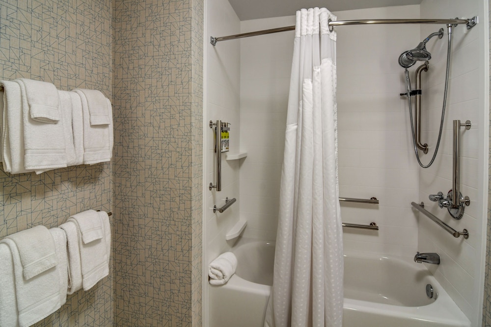 HOLIDAY INN EXPRESS FORT WALTON BEACH CENTRAL 25/47