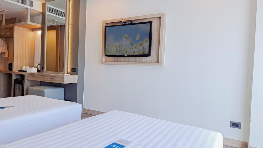 Premium Superior Twin Mountain View, Clarian Hotel Beach Patong 10/10