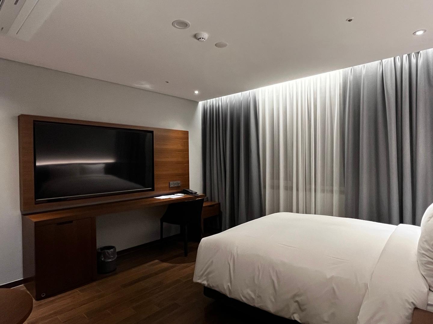 Deluxe, Queen Bed, with View, No Window