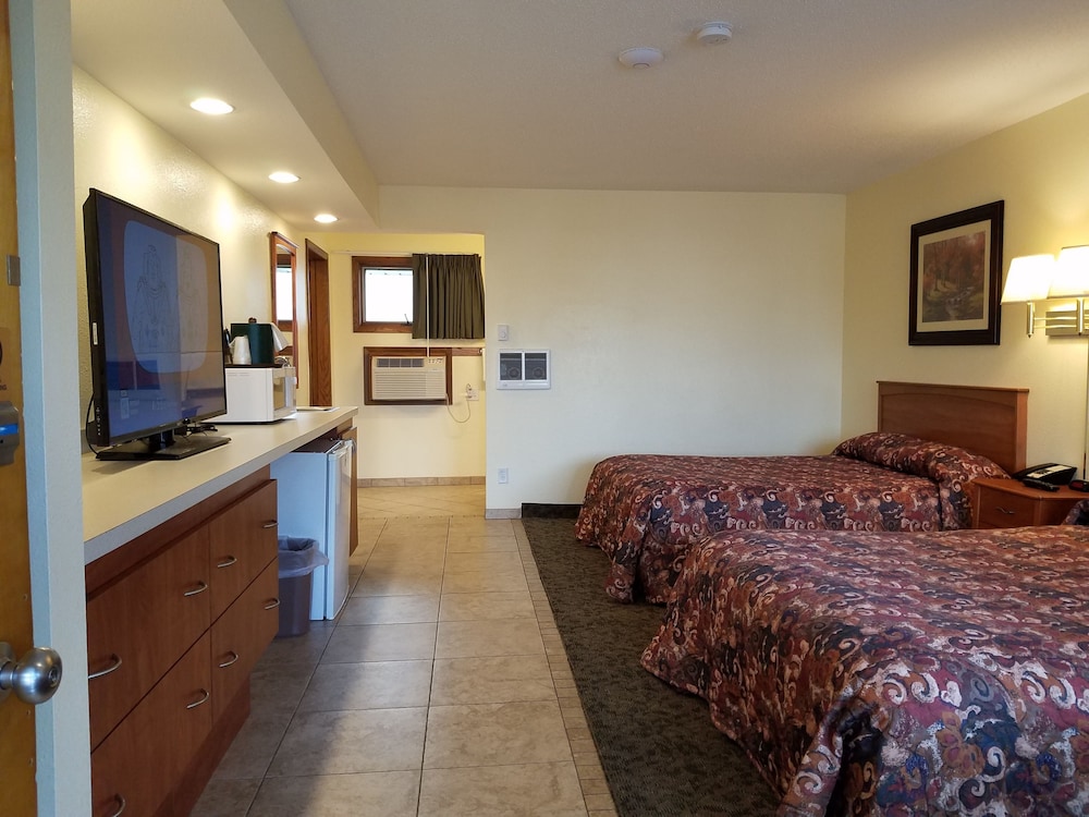 Park, 4 Queen Beds, 2 Bathrooms
