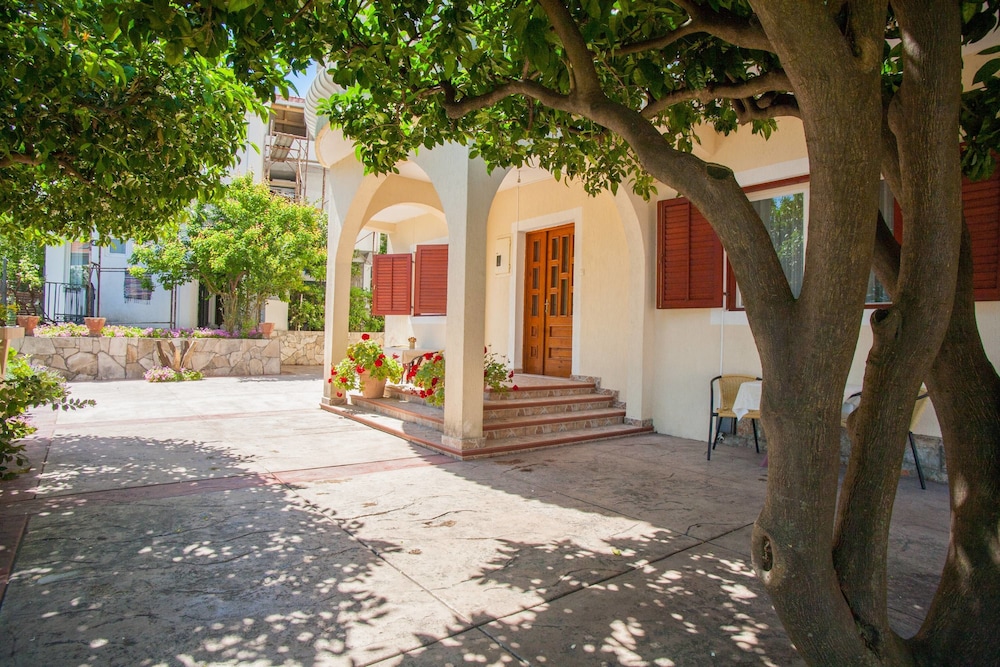 Villa Mitrovic 44/50