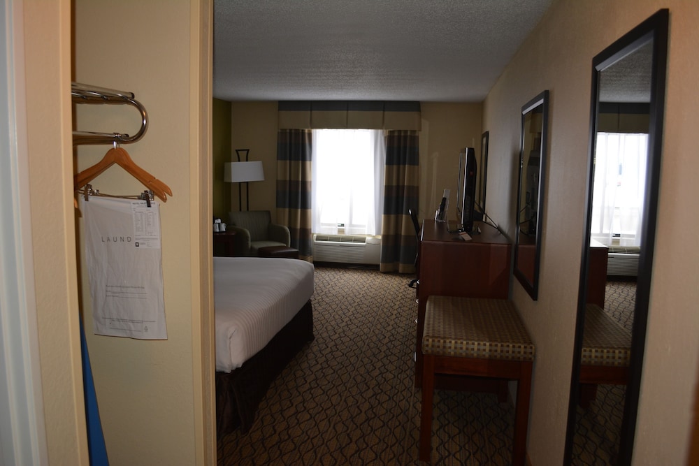 Holiday Inn Express Hotel And Suites Lancaster 56/72