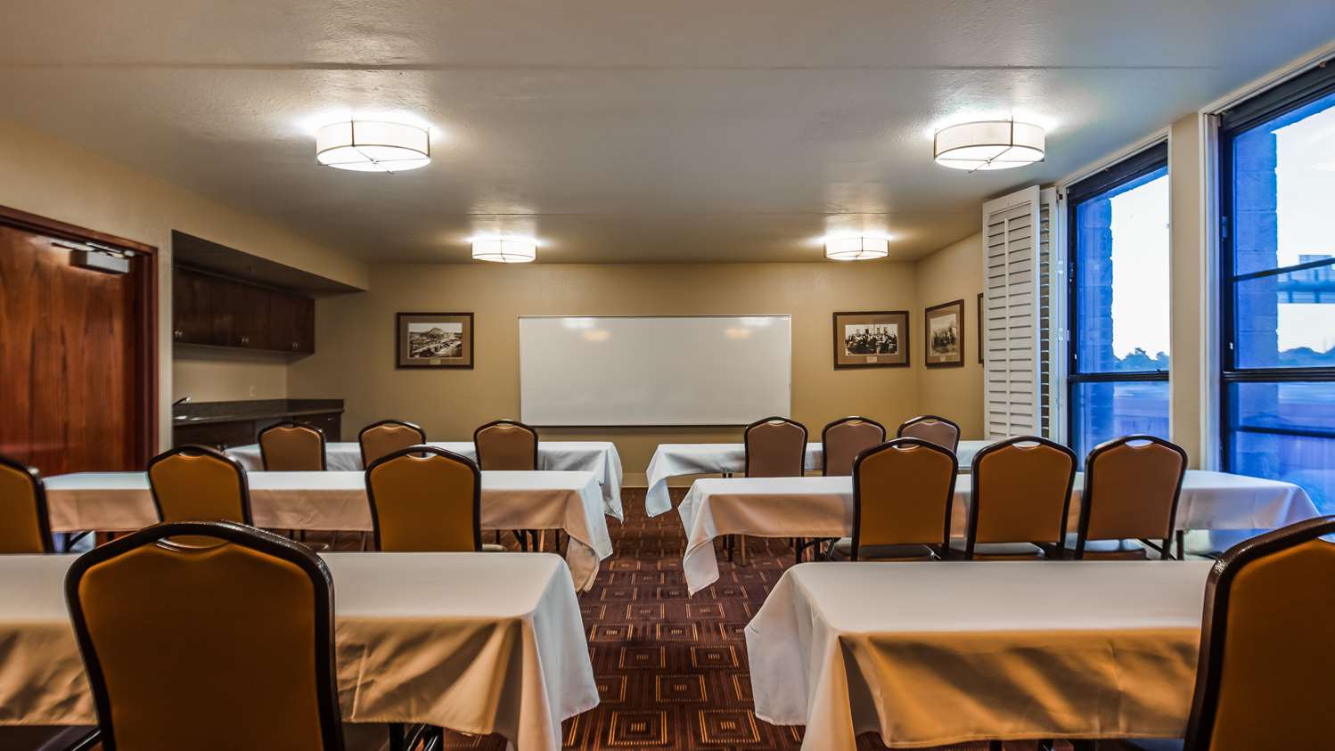 Holiday Inn Express & Suites Phoenix-Tempe 17/22
