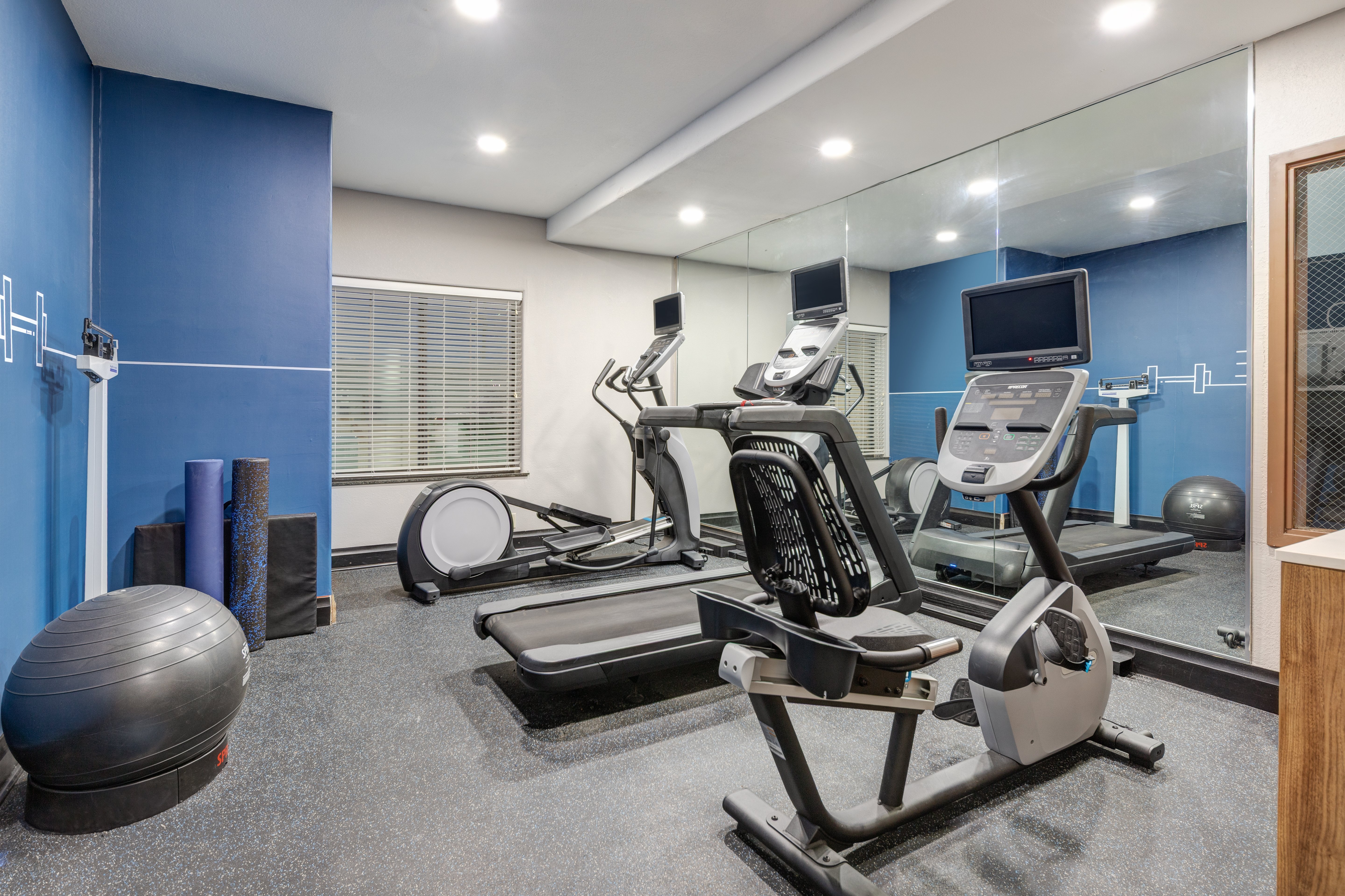 Holiday Inn Express And Suites Granbury 34/56