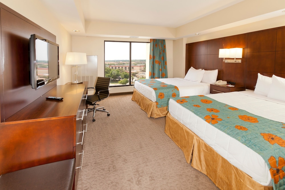 CLUB, SUITE, 2 QUEEN BEDS, CITY VIEW