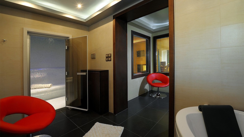 Iakovakis Suites Spa 49/50
