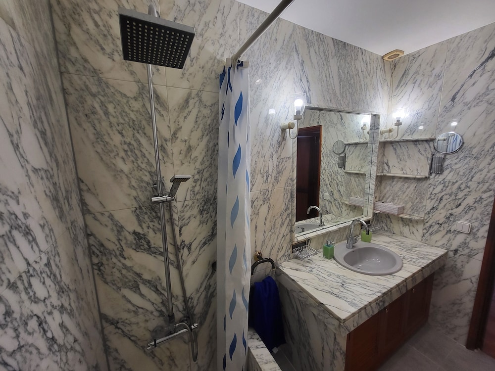 Gueldera Apartments 48/50