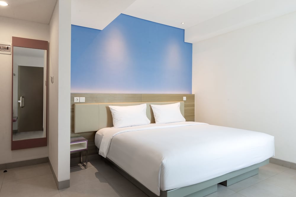 Smart, Queen Bed, Hollywood View